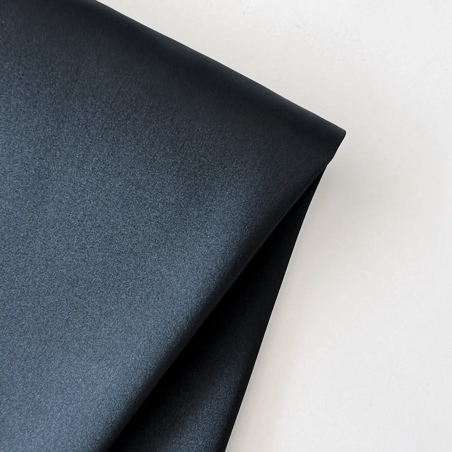 Tela Saten Premium Sastrería, 180 gsm, 120 cm de ancho, 8% elastano 3