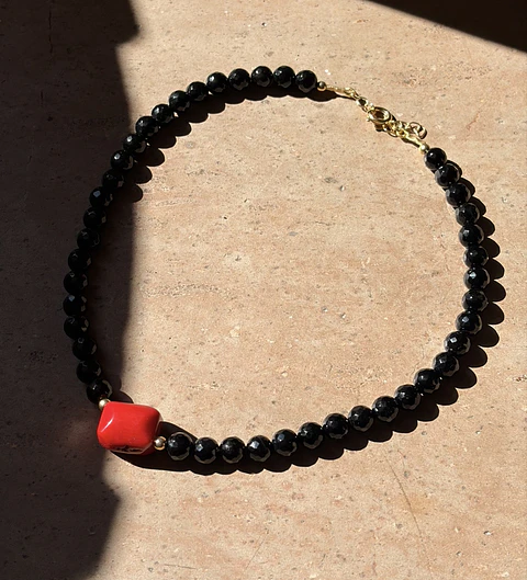 Collar Negro con coral