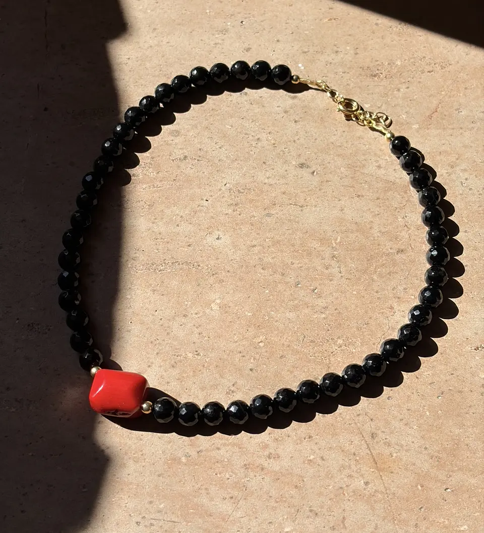 Collar Negro con coral 1
