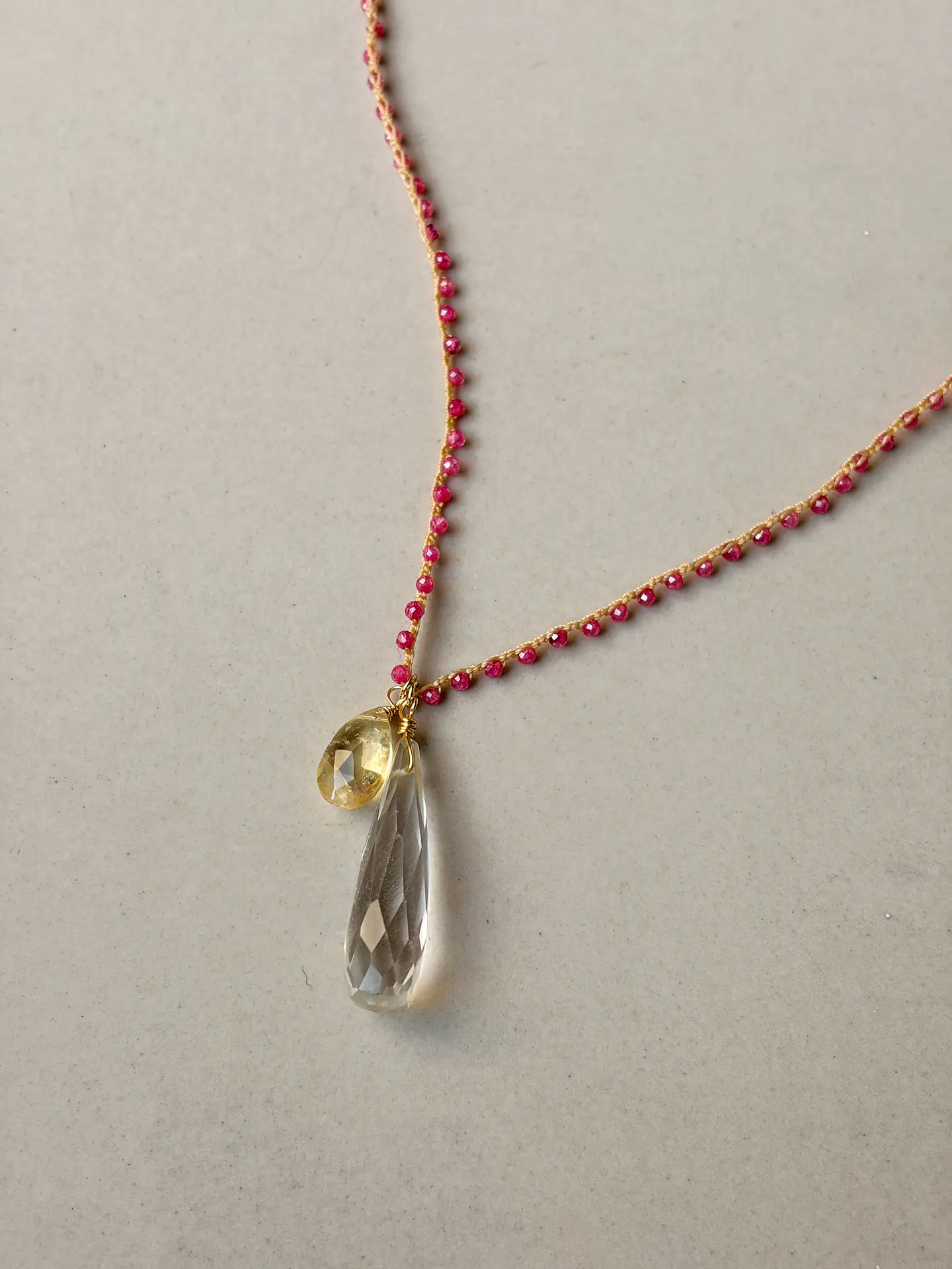 Collar Hilo Bordado Rosado 1