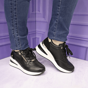 Tennis con plataforma en combinación negro por dorado