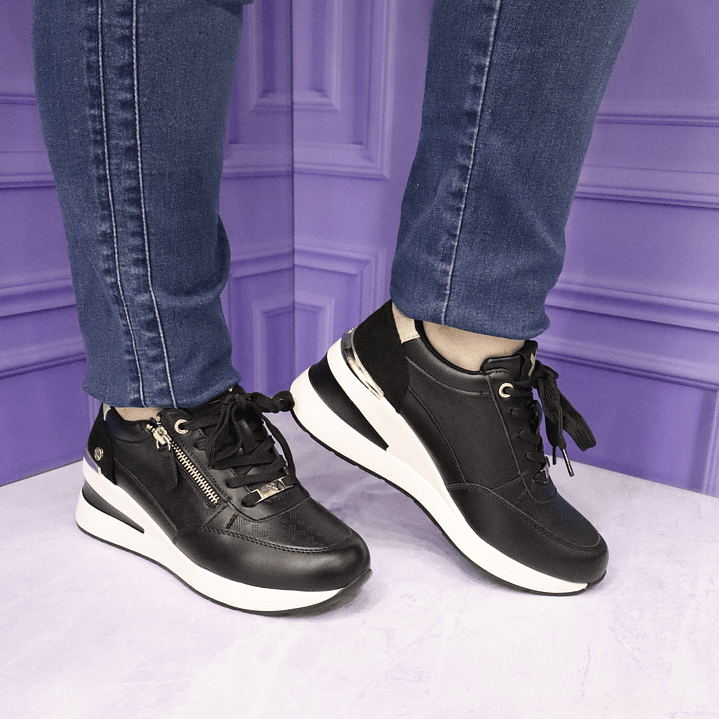 Tennis con plataforma en combinación negro por dorado 1