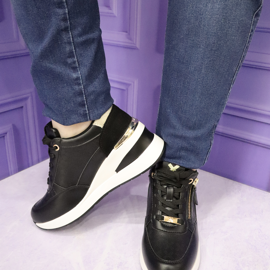 Tennis con plataforma en combinación negro por dorado 2