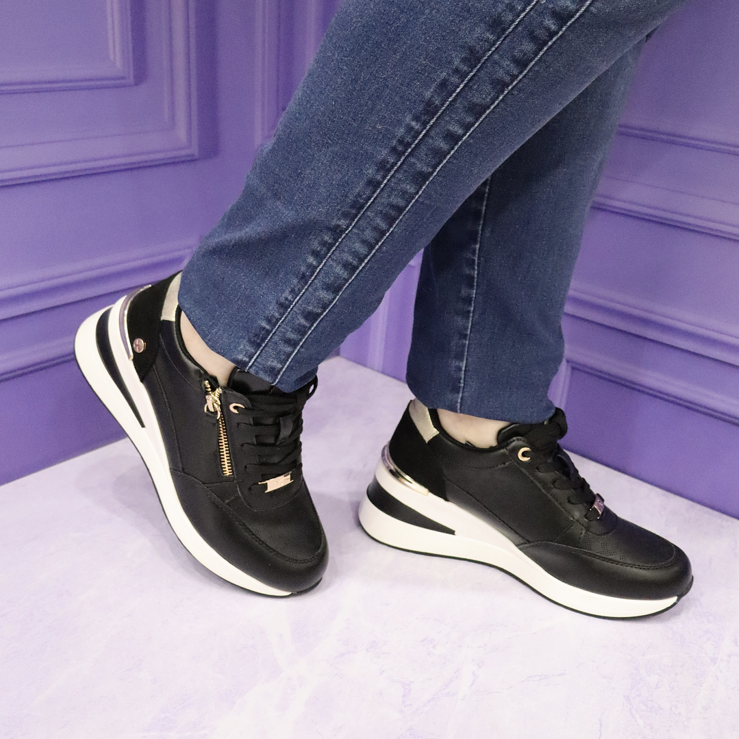 Tennis con plataforma en combinación negro por dorado 3