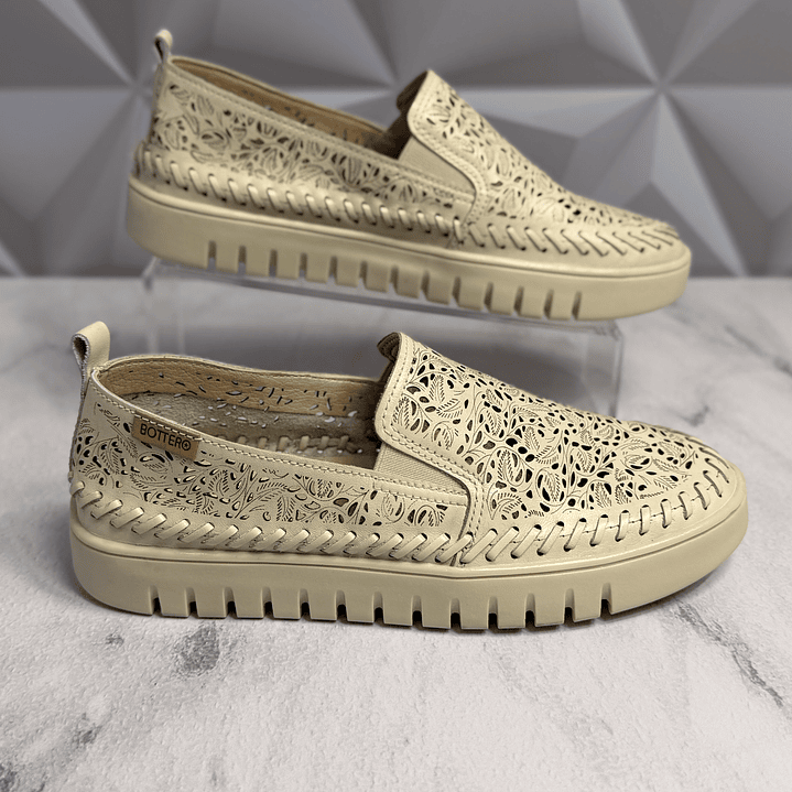 Zapato típo vans en cuero troqueldo 8