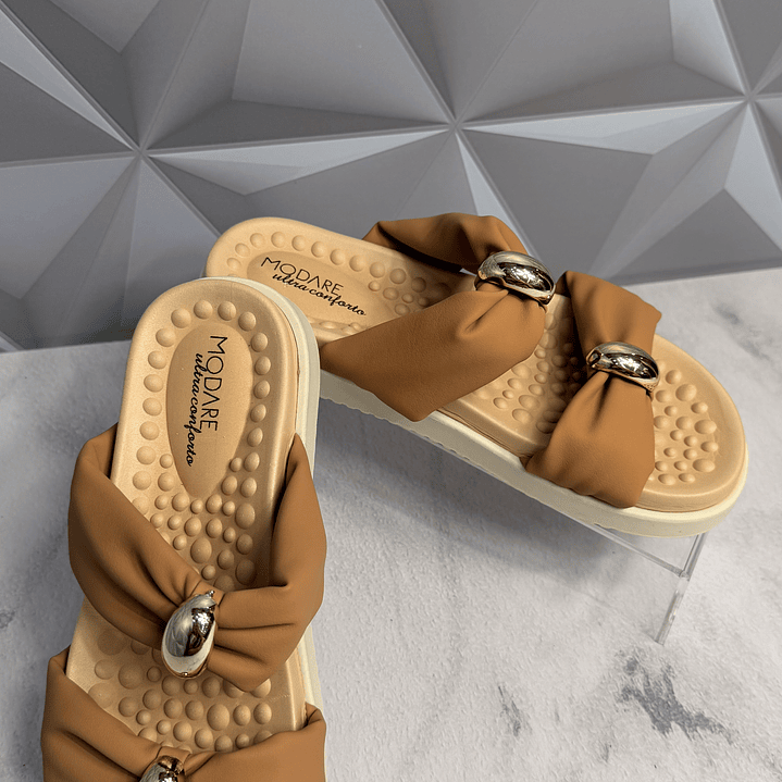 Sandalia nude sueca con herrajes, plantilla esporas modare 2