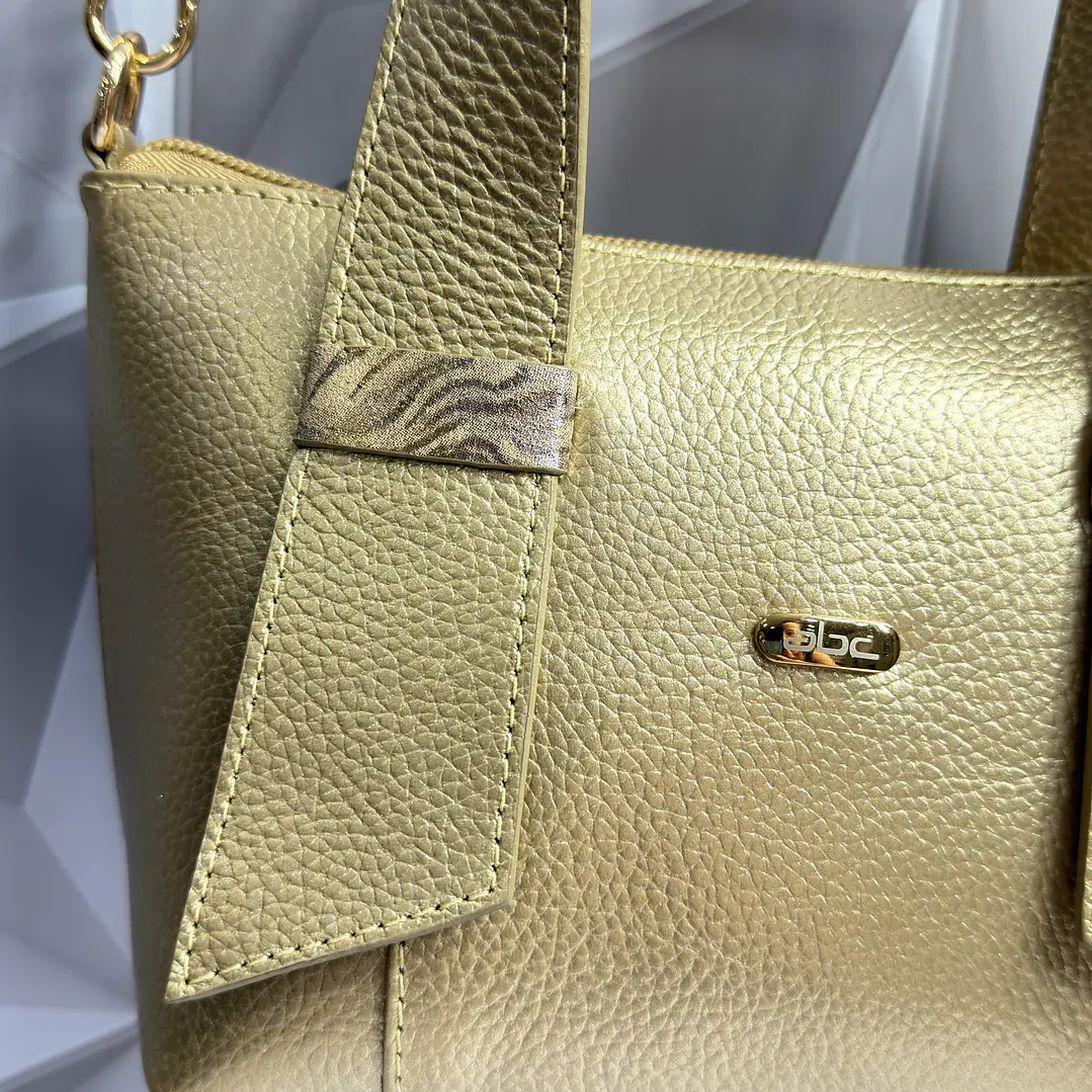 CARTERA MINI DORADA EN CUERO 2