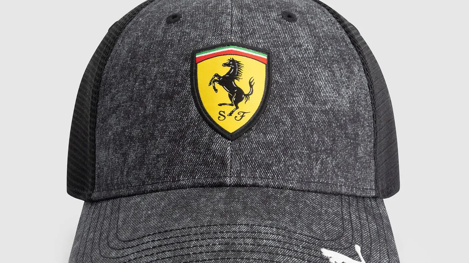 GORRA F1 FERRARI TRUCKER 2025 1