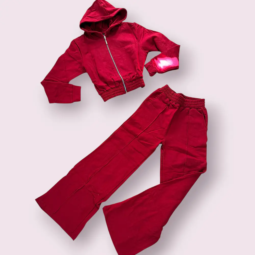 Conjunto sport flare burdeo