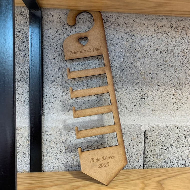 Suporte de Gravatas Personalizado em MDF - Elegante e Funcional para Organizar 1