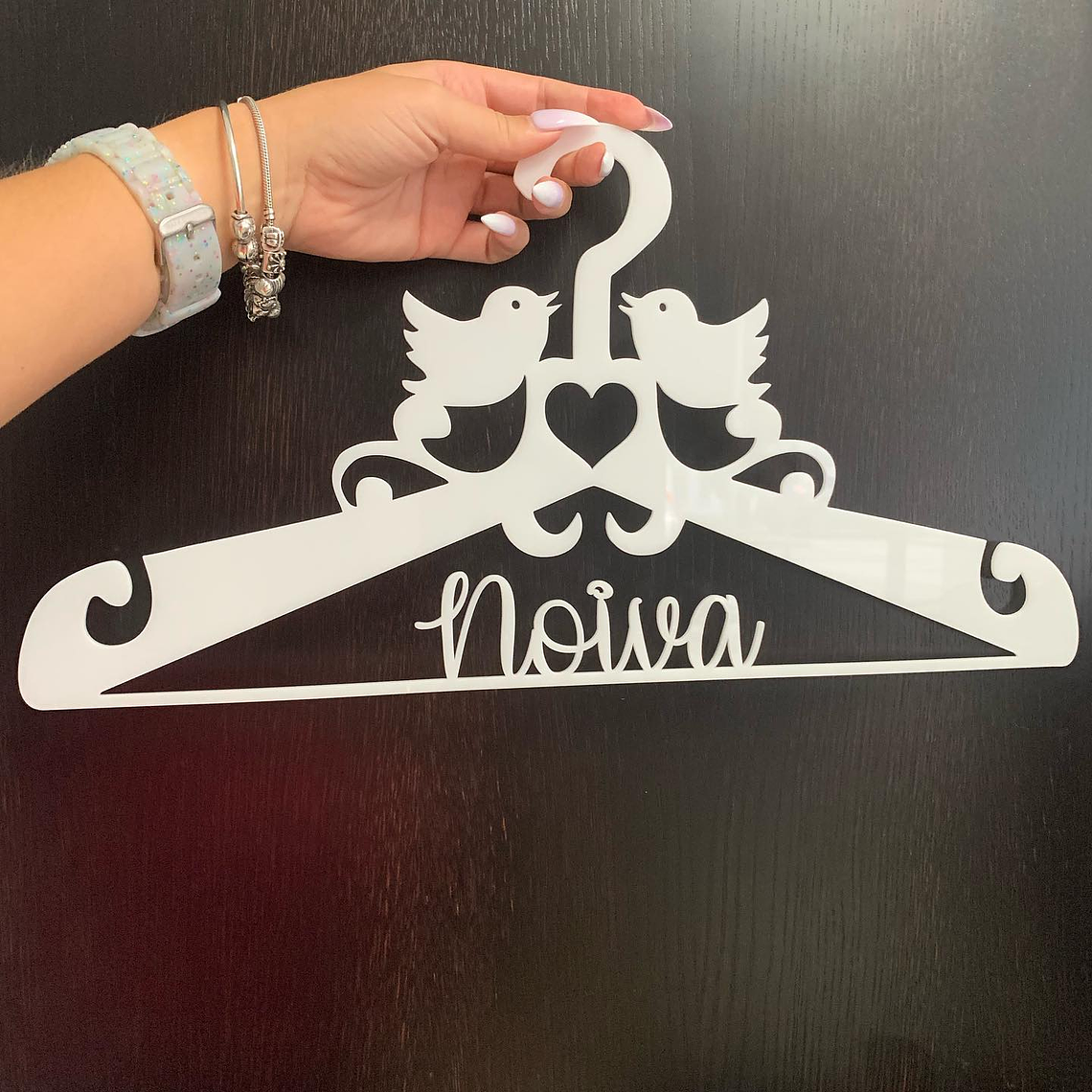 Cruzetas Personalizadas em Acrílico - Cabide para Noiva com Design Exclusivo 1