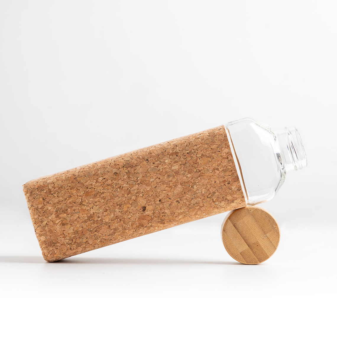 Garrafa em Vidro com Manga em Cortiça - Elegante e Eco-Friendly 4