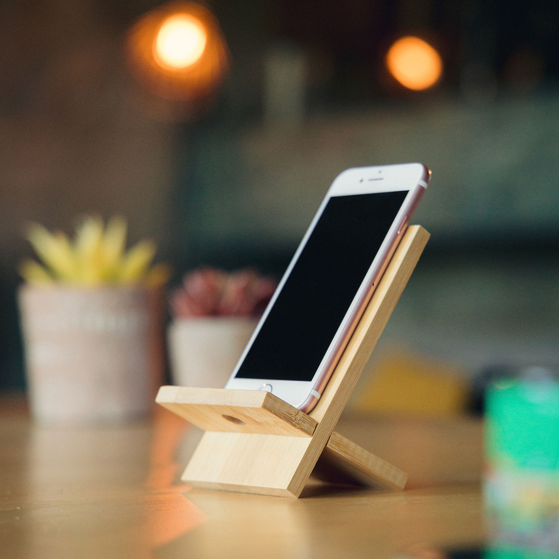 Suporte de Bambu para Telefone com Ranhura para Cabo - Prático e Ecológico 6