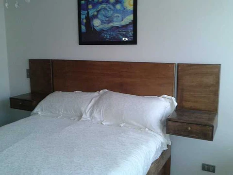 Cama de 2 plazas con cajones respaldo y veladores aéreos