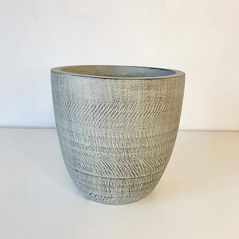 Macetero gris relieves