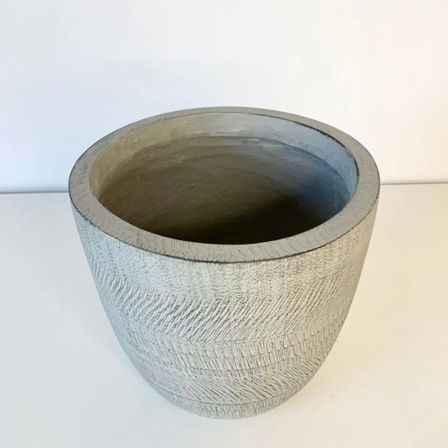 Macetero gris relieves 3