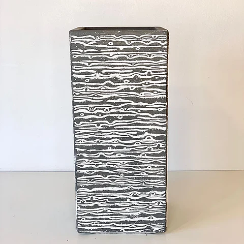 Macetero alto tribu gris