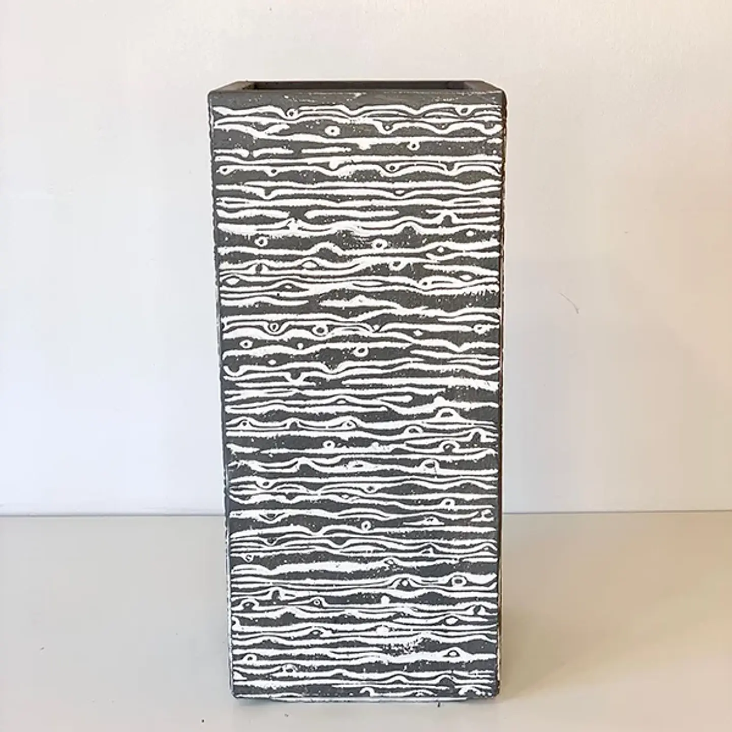 Macetero alto tribu gris 1