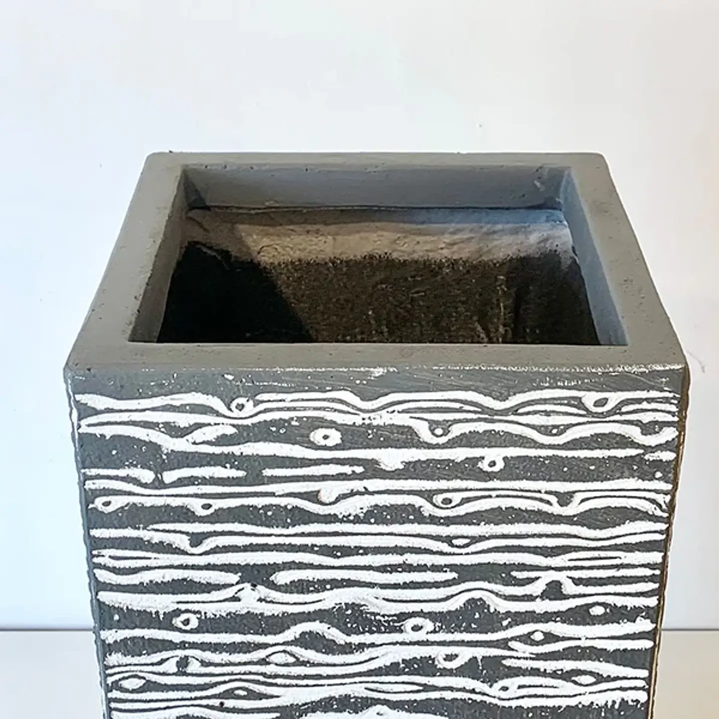 Macetero alto tribu gris 2
