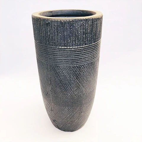 Macetero curvo alto gris oscuro