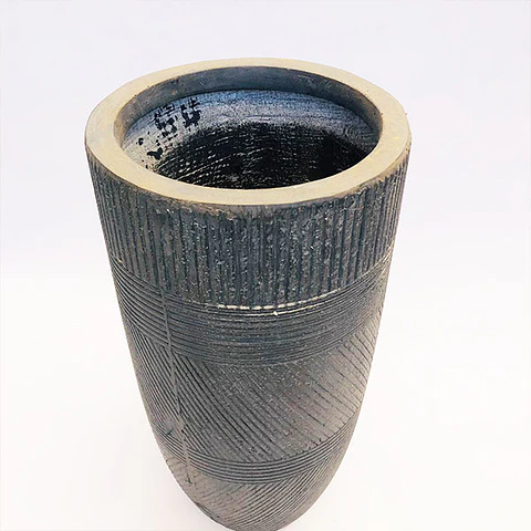 Macetero curvo alto gris oscuro