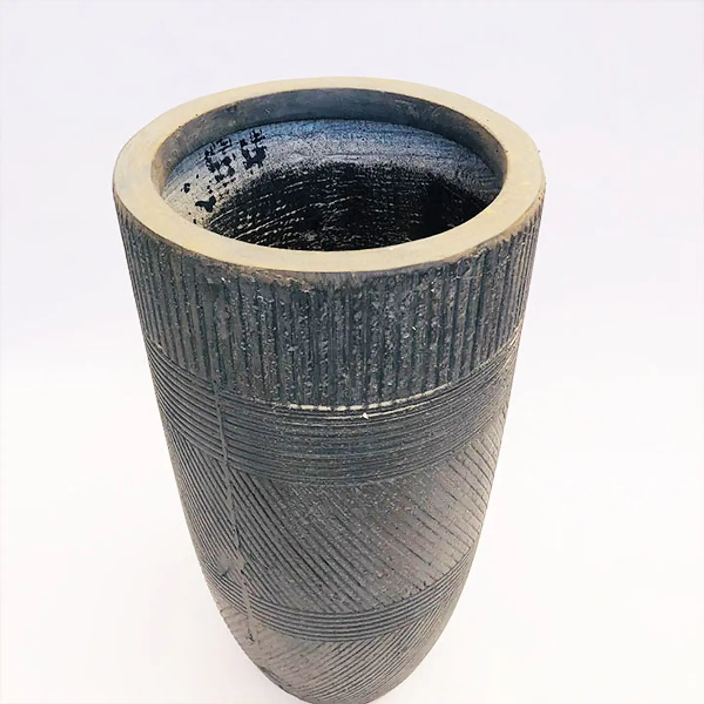 Macetero curvo alto gris oscuro 2