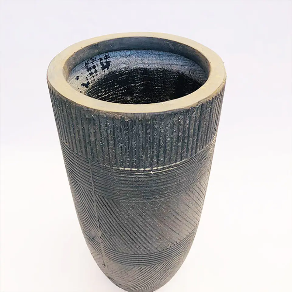 Macetero curvo alto gris oscuro 2