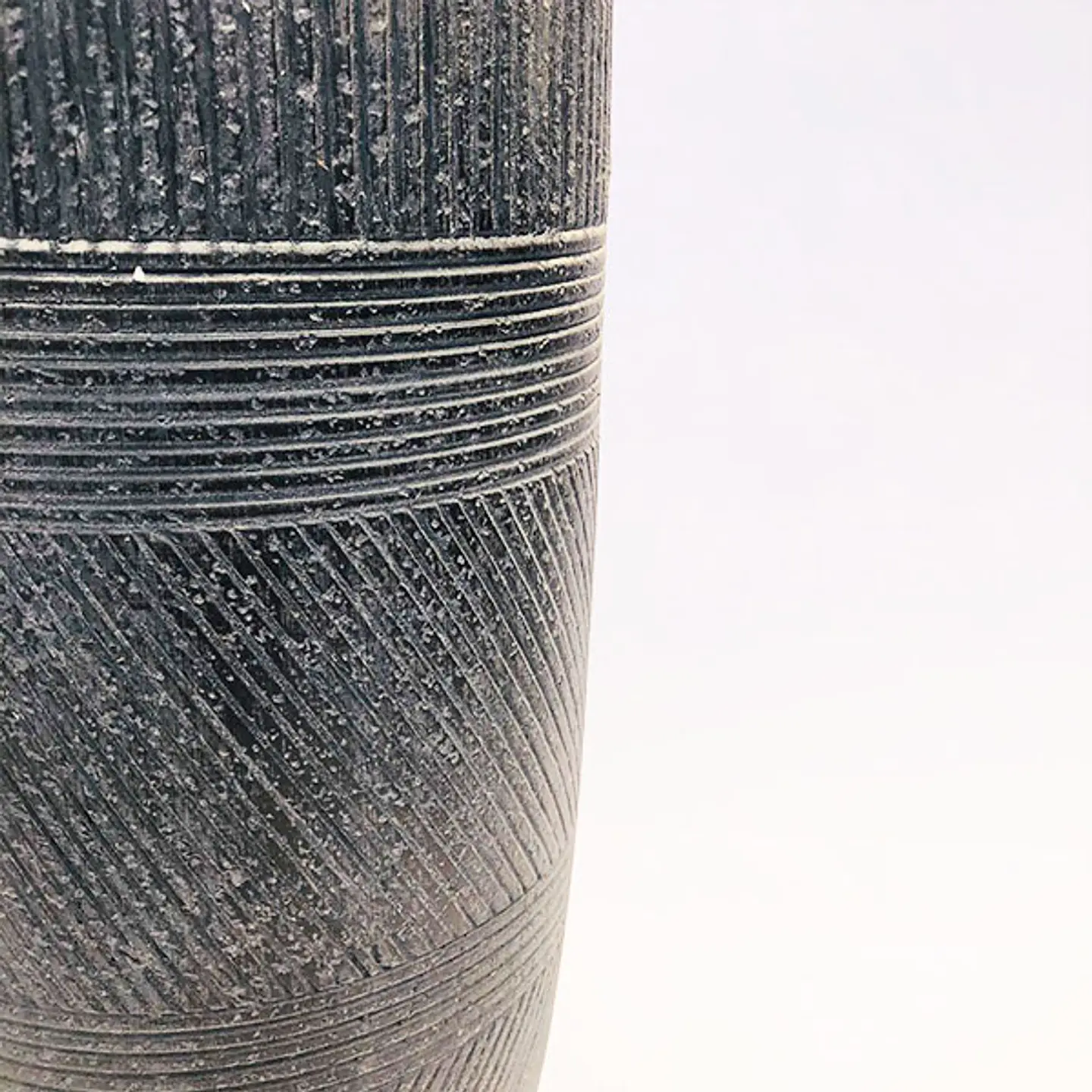Macetero curvo alto gris oscuro 3