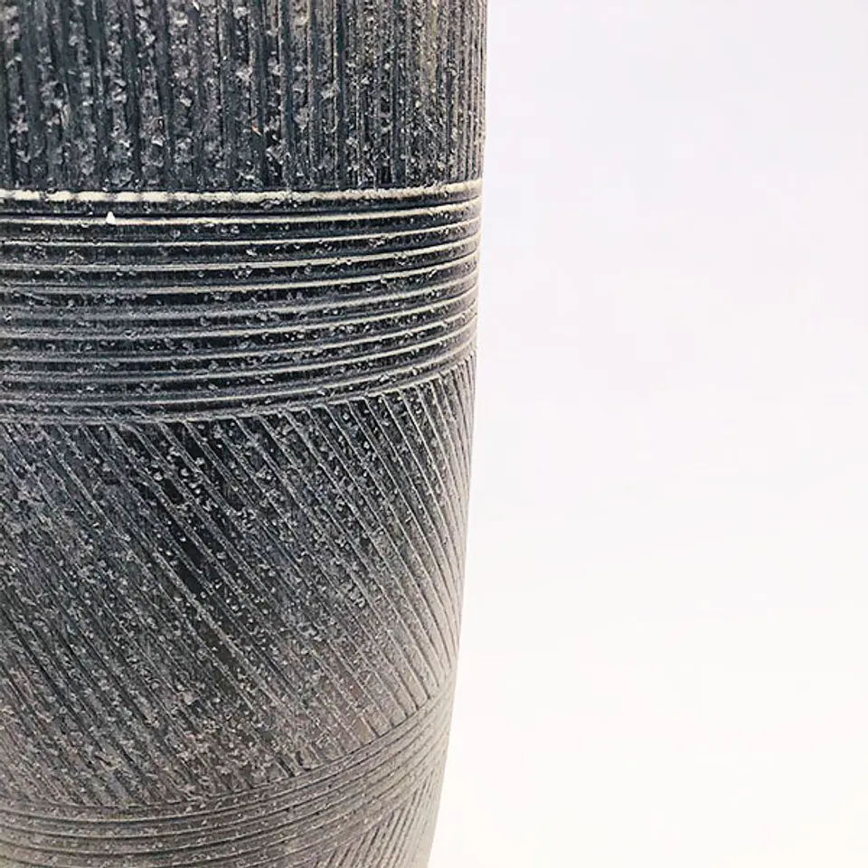 Macetero curvo alto gris oscuro 3