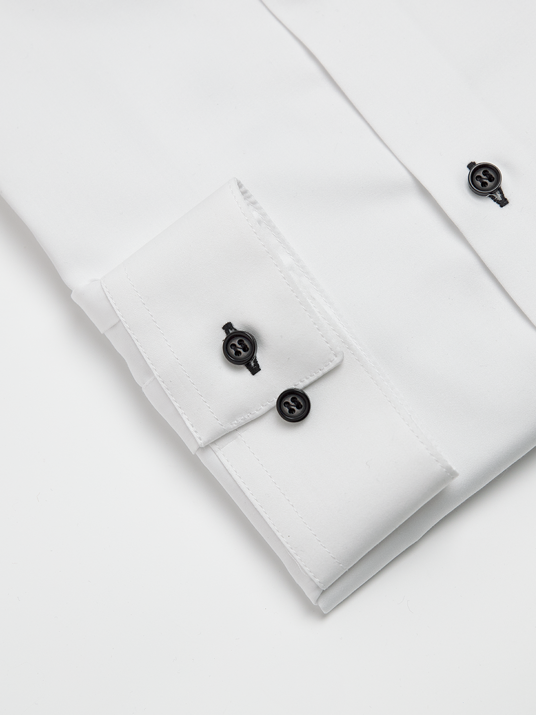 MAO WHITE BLACK BUTTON 2
