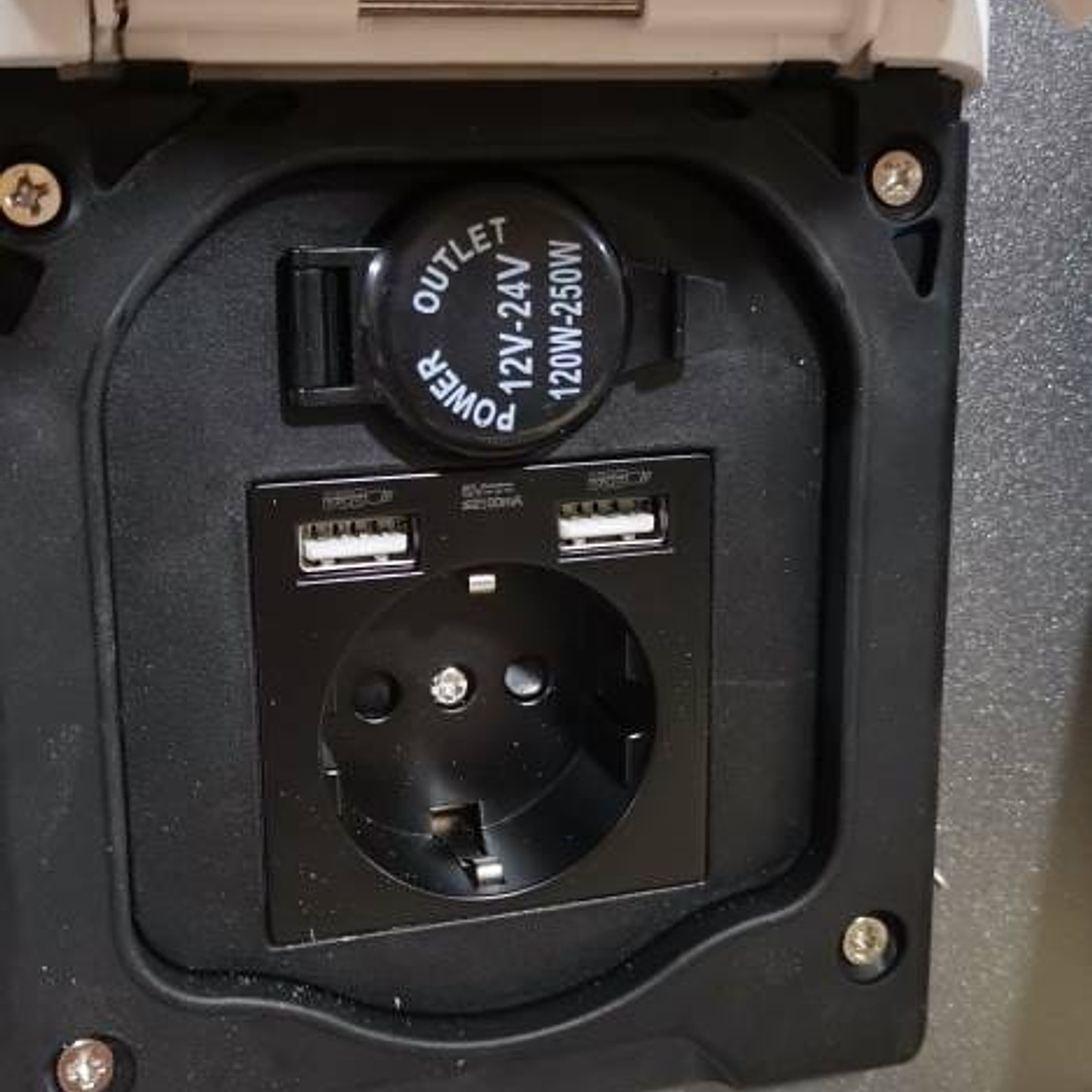 ENCHUFE DE PARED EXTERIOR  2