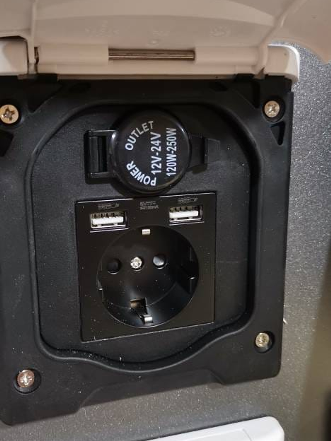 ENCHUFE DE PARED EXTERIOR  2