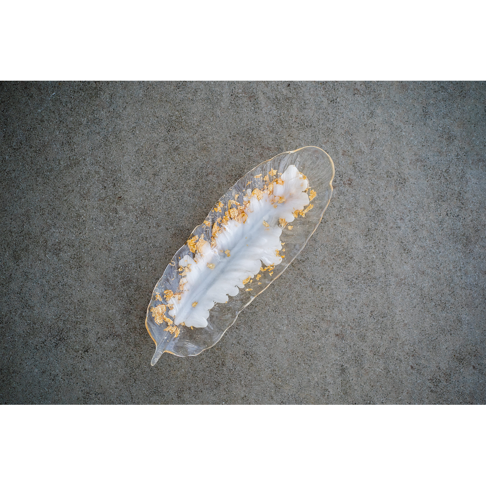 Pluma blanca y dorada