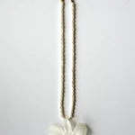 Orquídea Blanca y Perlas de Río