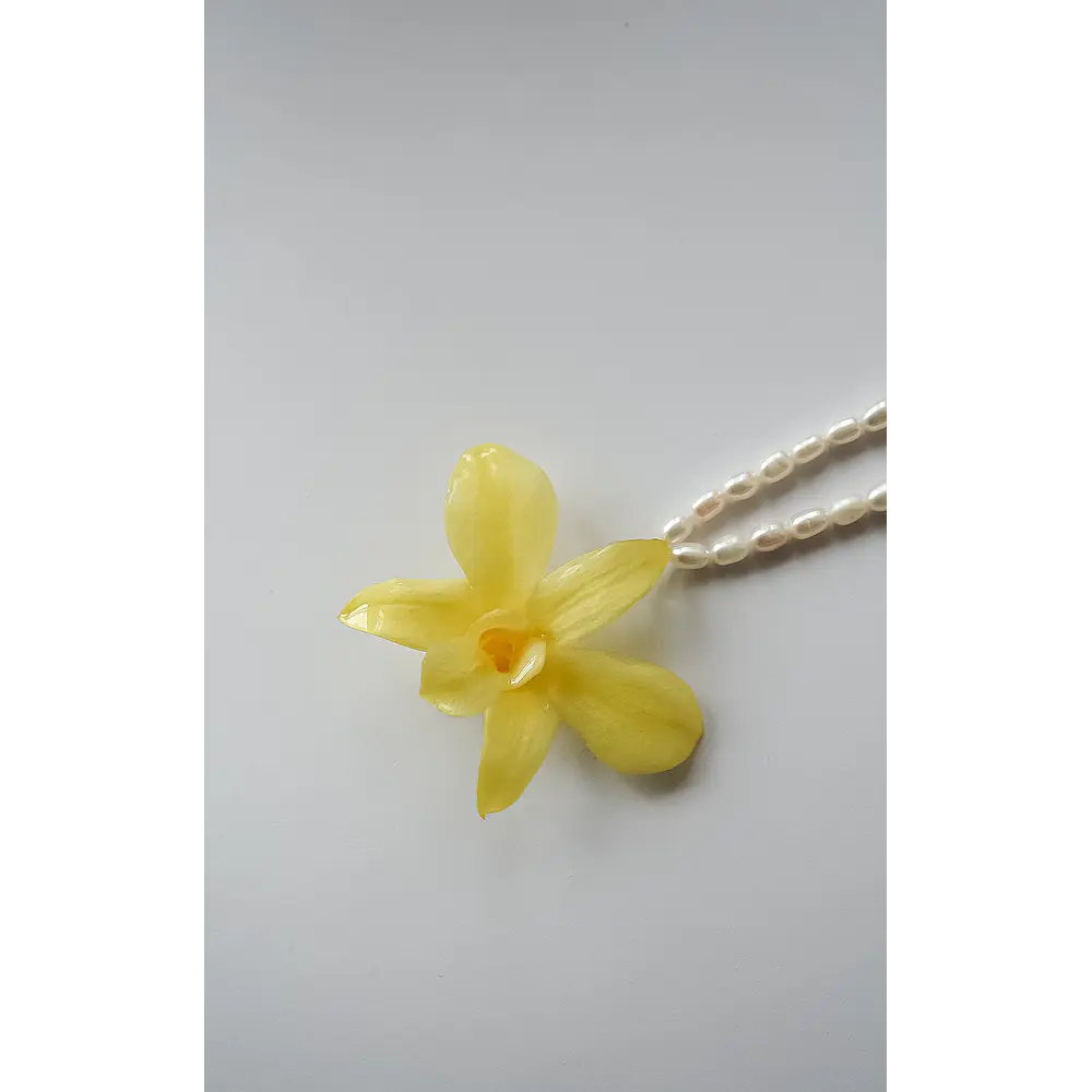Collar Orquídea Amarilla y Perlas de Río