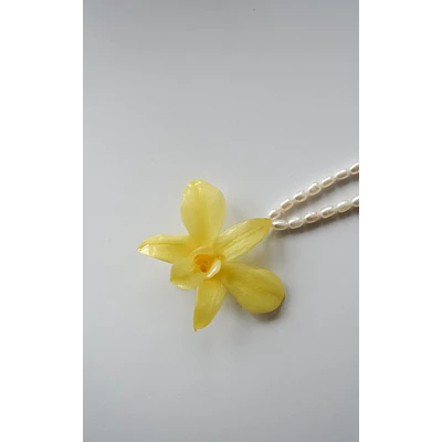 Collar Orquídea Amarilla y Perlas de Río