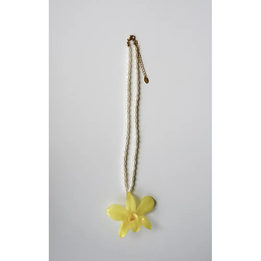 Collar Orquídea Amarilla y Perlas de Río