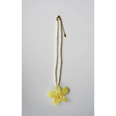 Collar Orquídea Amarilla y Perlas de Río