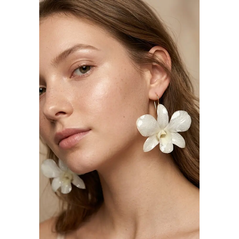 Aros de Orquídea Blanca Natural en Resina | Joyería Botánica Artesanal