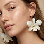 Aros de Orquídea Blanca Natural en Resina | Joyería Botánica Artesanal