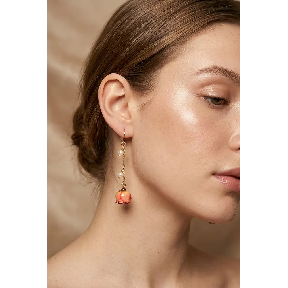 Aros con mini rosas coral naturales - Encapsulados en Resina