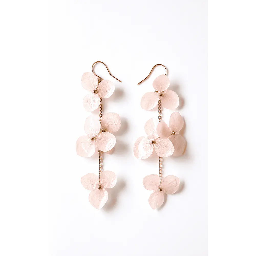 Aros colgantes de hortensias rosa palo- Encapsulados en Resina