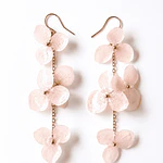 Aros colgantes de hortensias rosa palo- Encapsulados en Resina
