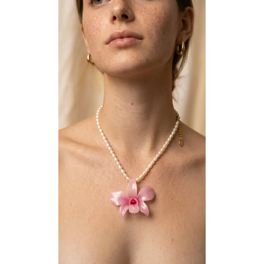 Collar Orquídea Rosada con Perlas de Río Naturales | Joyería Botánica en Resina