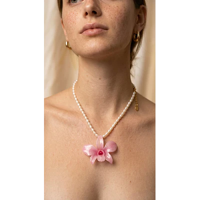Collar Orquídea Rosada con Perlas de Río Naturales | Joyería Botánica en Resina