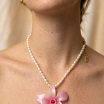 Collar Orquídea Rosada con Perlas de Río Naturales | Joyería Botánica en Resina