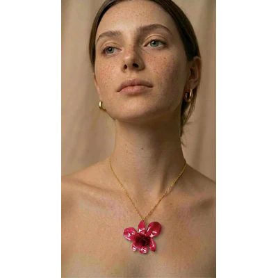 Collar Orquídea Frambuesa Natural - Encapsulada en Resina