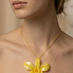 Collar Orquídea Amarilla - Encapsulada en Resina