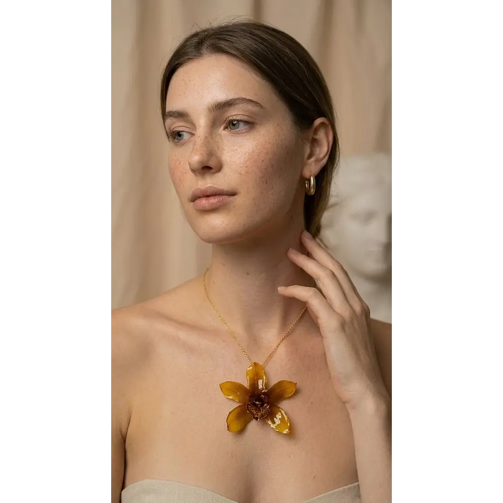 Collar Orquídea Ámbar - Encapsulada en Resina