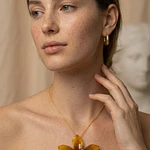 Collar Orquídea Ámbar - Encapsulada en Resina